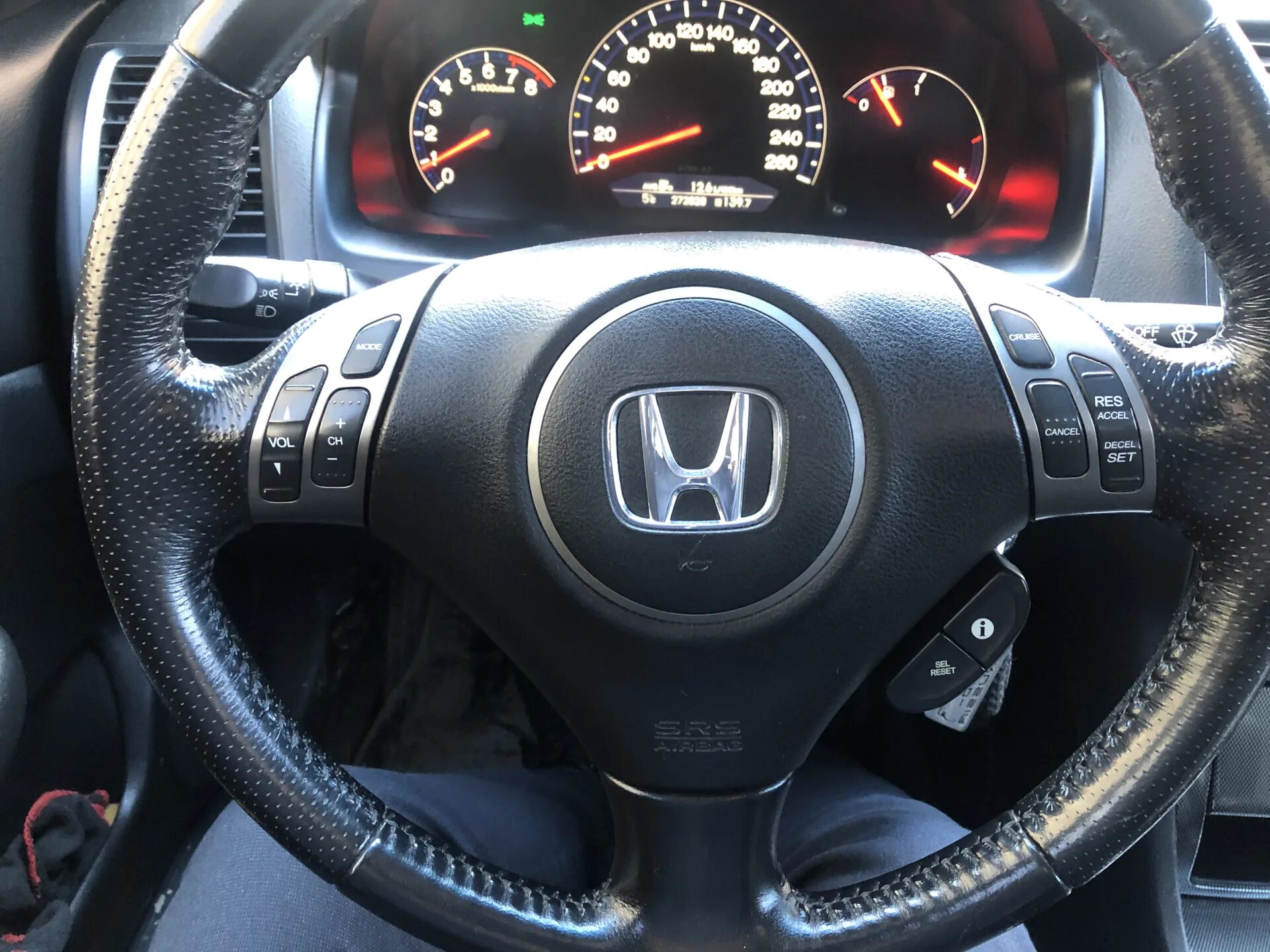 Значки на руле автомобиля. Эмблема на руль опель астра g. Рулевое колесо kia magentis. Руль от машины. Руль марка.