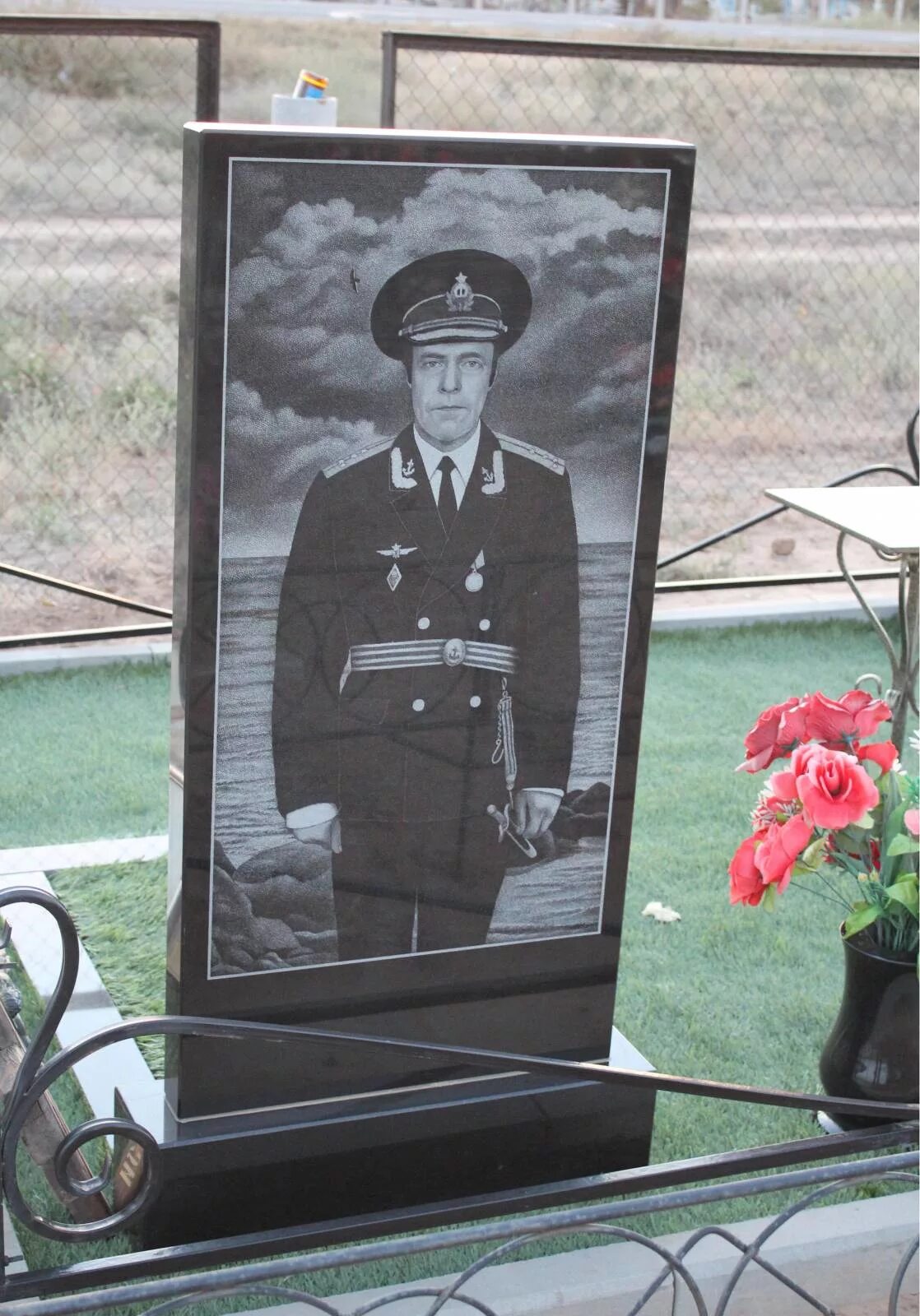 гранитные памятники для военных. надгробный памятник летчику. памятник из гранита военному. памятник летчику игорю бутенко в торжке. портреты на памятниках из гранита.