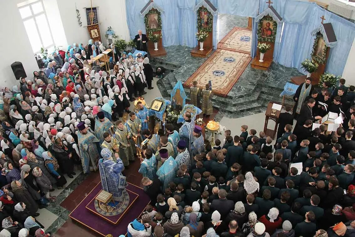 Отец андрей благовещенский собор в тюмени. Служба в благовещенском соборе тюмень. Рождество в тюменских храмах. Архиерейская служба тюмень. Хор свято благовещенского храма г.