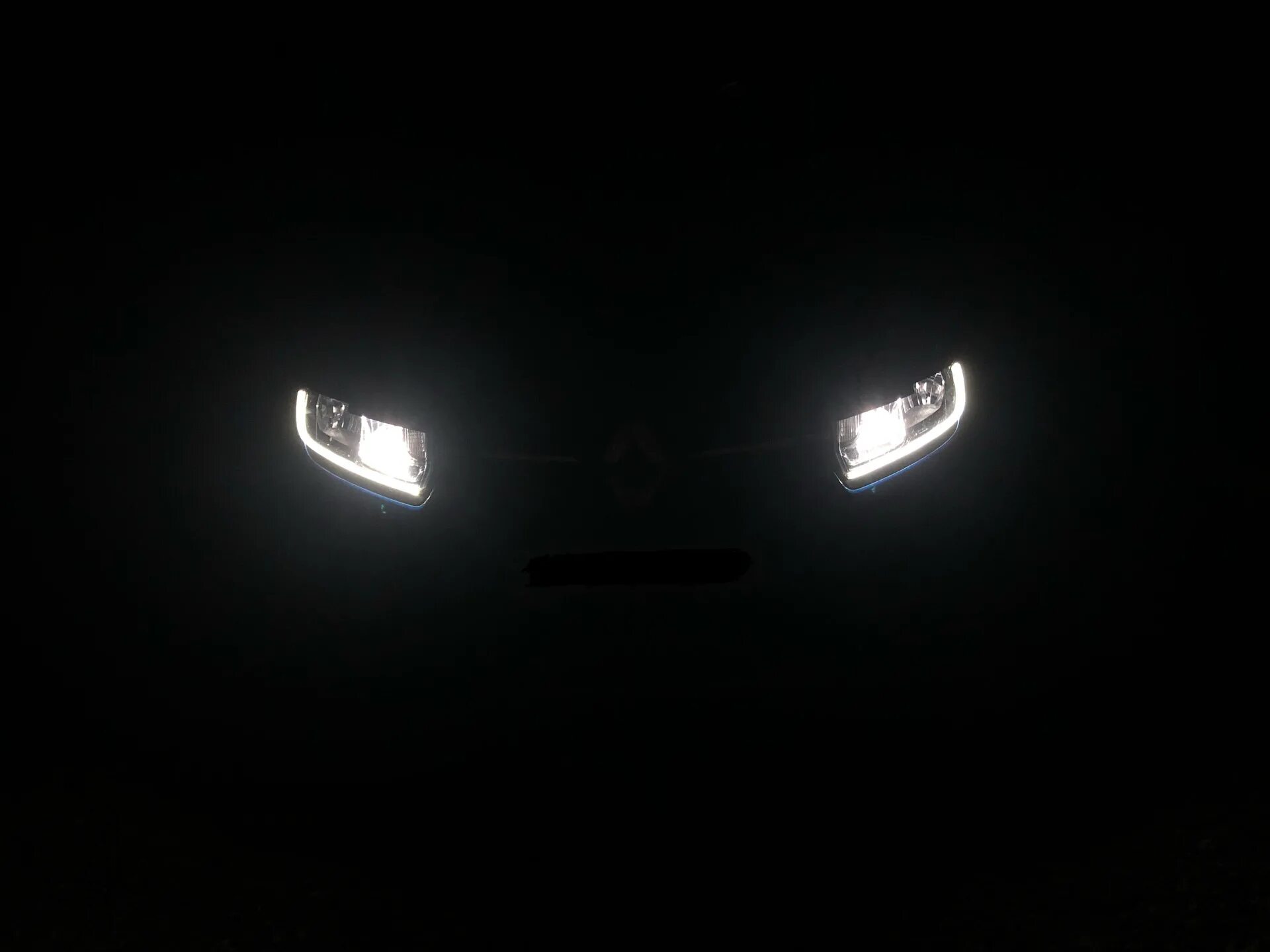 Led ПТФ Sandero Stepway 2 линзы. Рено Логан степвей светотехника ходовые огни. Renault Sandero Stepway фары в темноте. Логан степвей фары ночью.