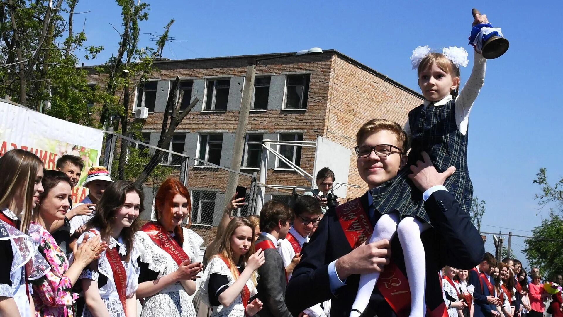 Школа 16 звонки. Выпускница школы. Последний звонок. Последний звонок Владивосток. Последний звонок выпускники.