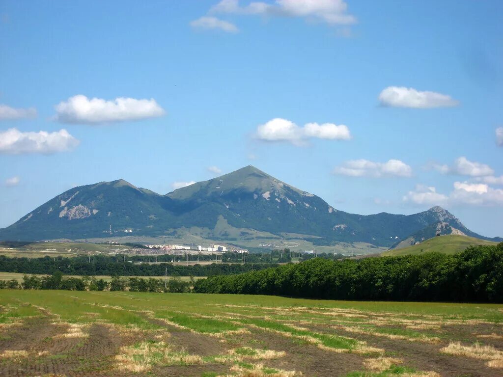 пятигорские горы. лакколиты гора бештау. гора бештау железноводск. вид с горы бештау на пятигорск. пятигорск бештау и машук.