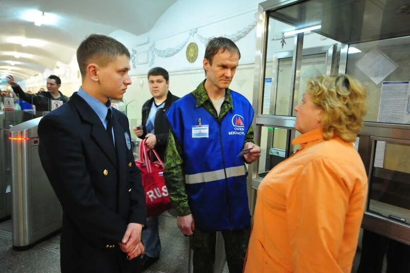 Контролер ГКУ В Москве метро. Контролёр в метрополитене. Контроллер метрополитена. Форма контролера метрополитена.