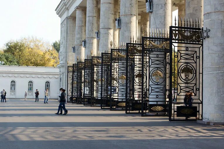 Открыть центральные ворота. Парк культуры Горького Москва. Ворота в парк Горького Москва. Арка на входе в парк Горького. Арка парк Горького Москва.