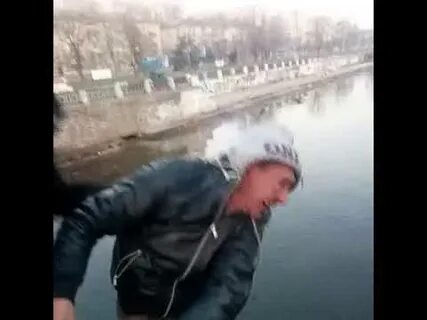Парень скидывает видео
