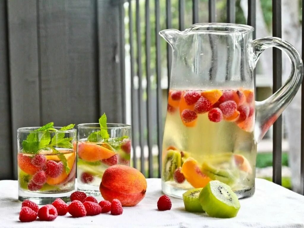 Чай с фруктами. Охлаждающие напитки для лета. Фруктовый лимонад. Фрукты в стакане. Фруктовые стаканы