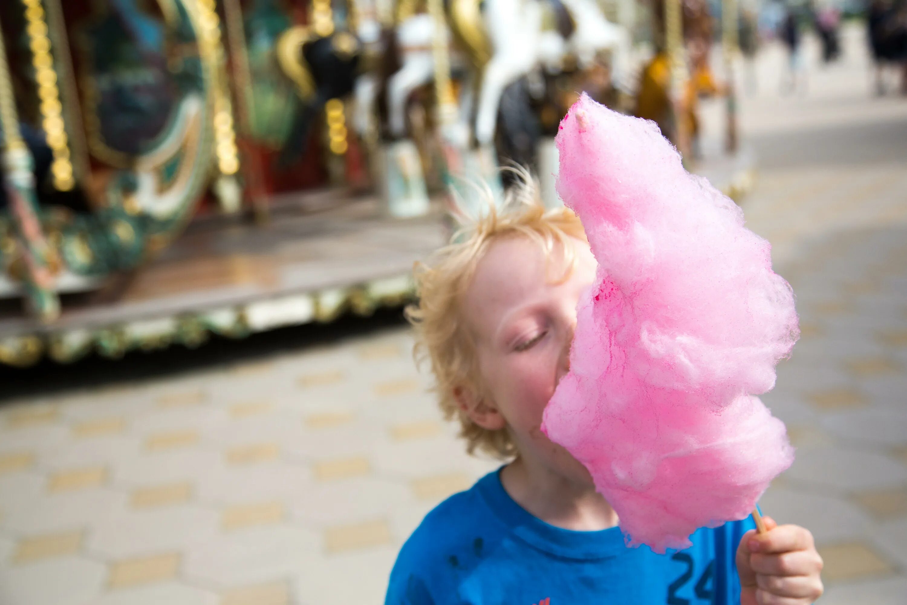 You ever eat candy floss. Мальчик со сладкой ватой. Американская сладкая вата. Мальчик ест сахарную вату. Сладкая вата референс.