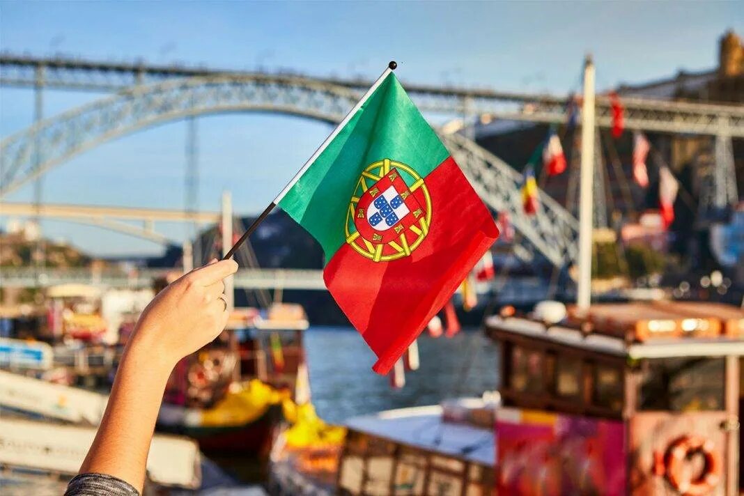 Португалия туризм. Парламент португалии. Португалия туристы. Portugaliya флаг. Население португалии.