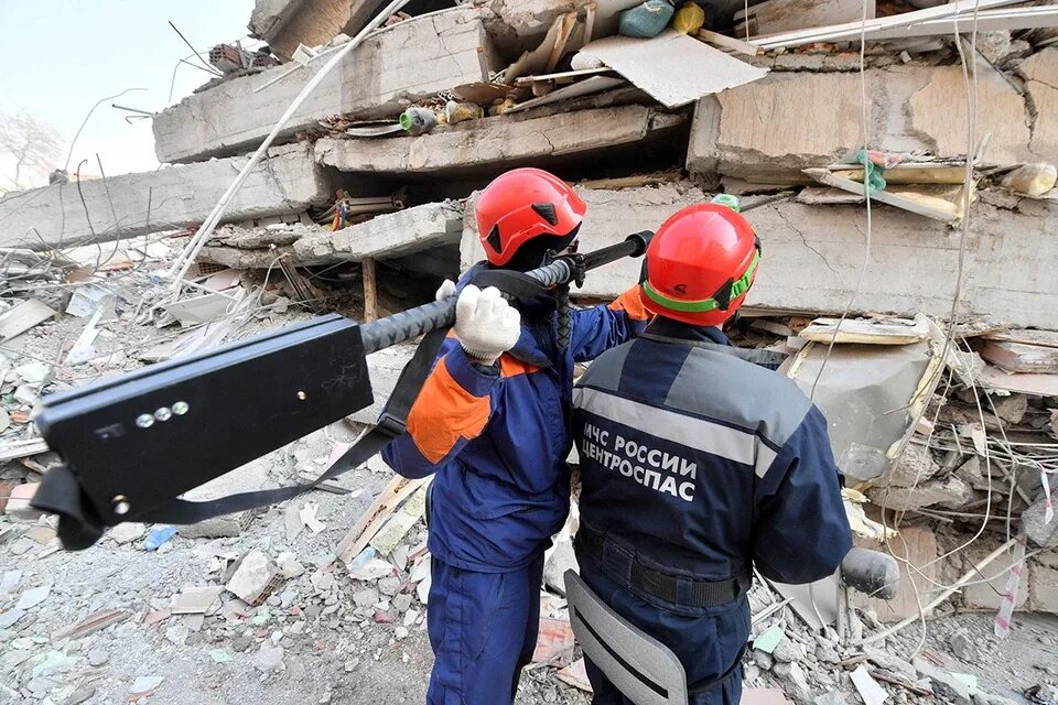 Землетрясение картинки. Спасатели фото. Обрушение в Турции.