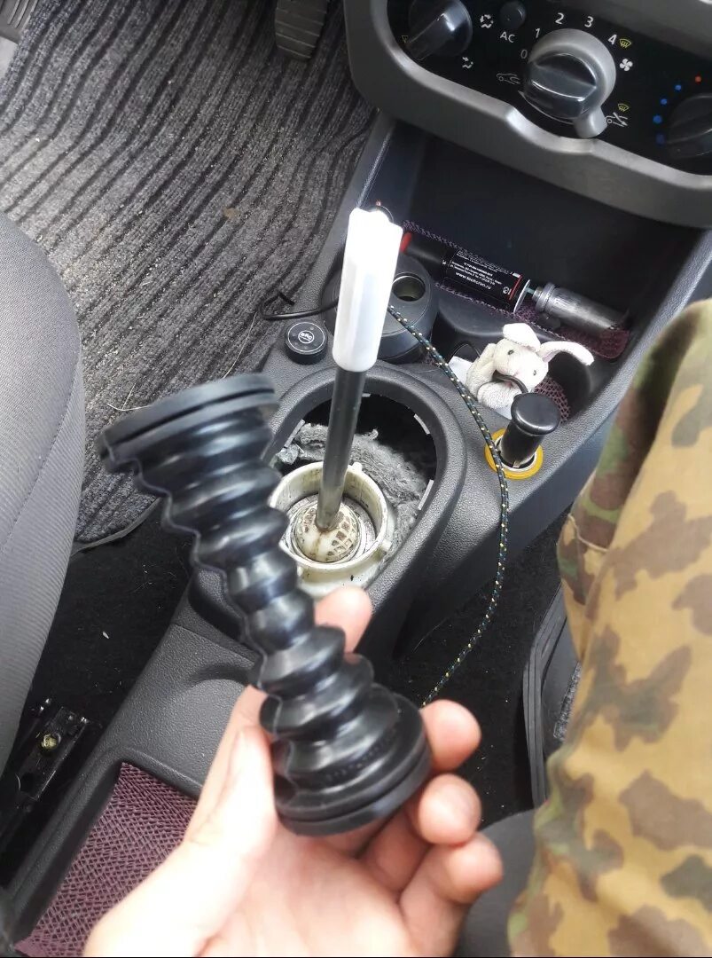 Пыльник рычага кпп - Renault Logan (1G), 1,4 л, 2012 года своими руками DRIVE2