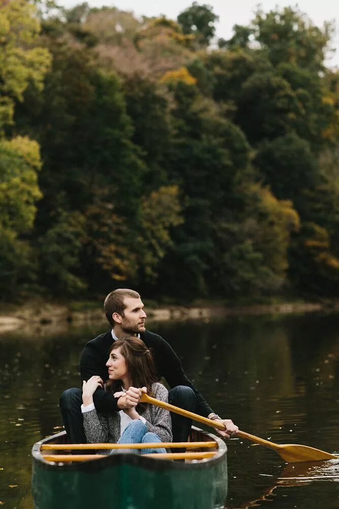 Мужчина и женщина в лодке. Фотосессия в лодке. Прогулка на лодке. Фотосессия пары в лодке. Двое в лодке.