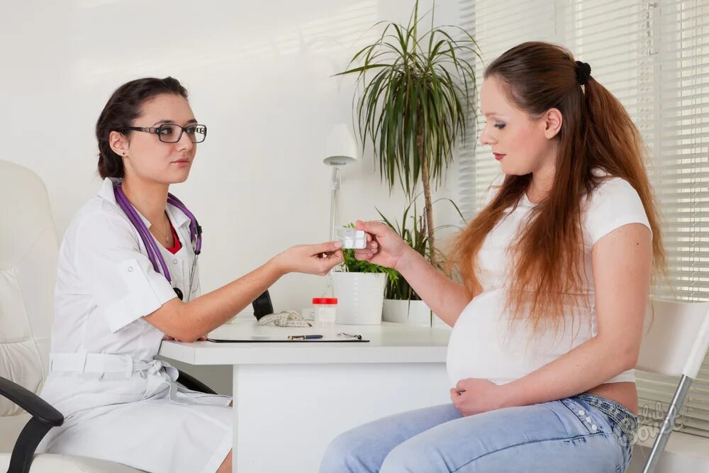 Посещение врача беременной. Беременные медсестры.