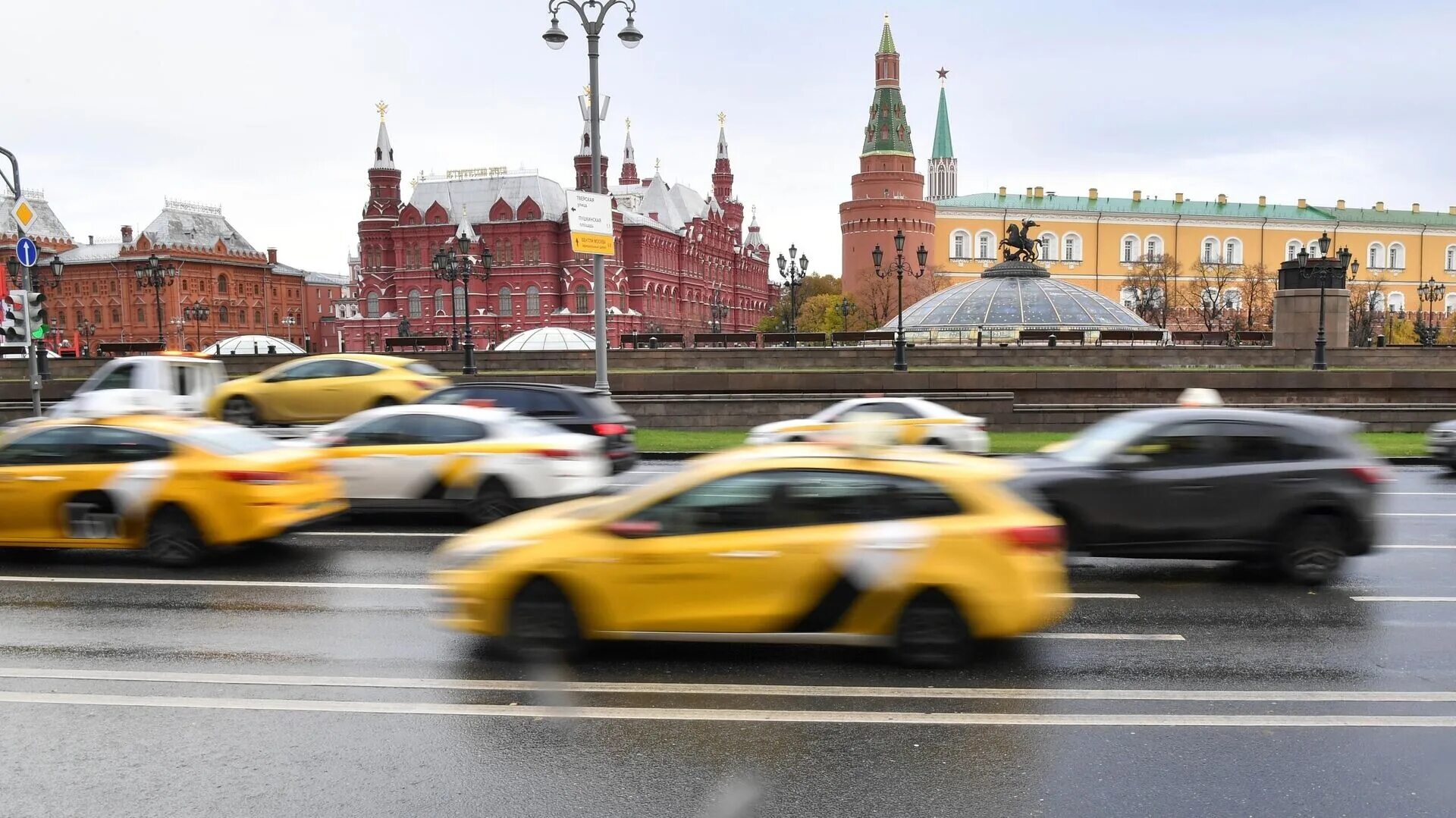 Машины в Москве. Московские машины. Таксист в машине. Такси Москва. Из москвы на машине на 3 дня