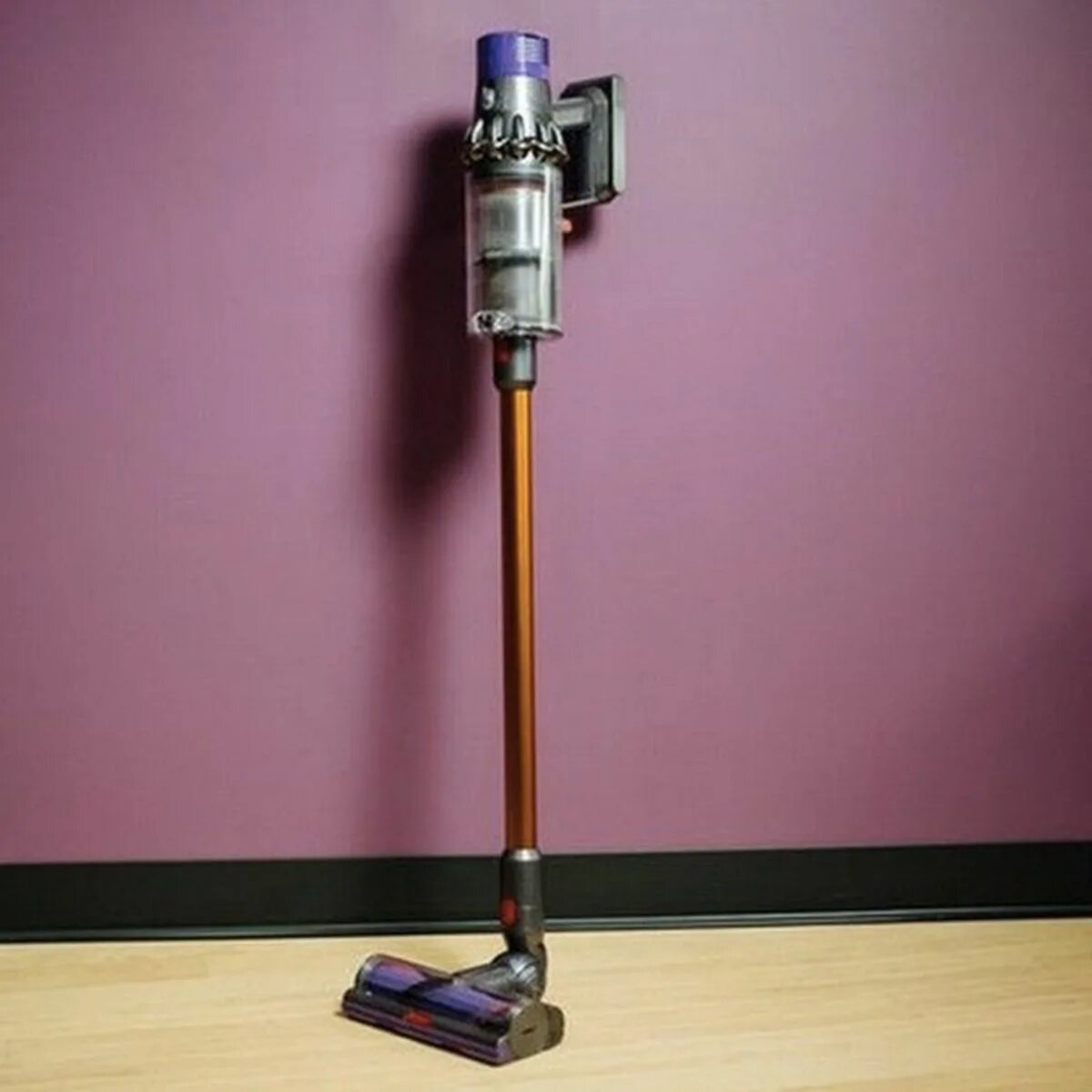 Дайсон v10. Dyson Cyclone v10 absolute. Пылесос Dyson v10. Dyson Cyclone v10 Motorhead. Пылесос вертикальный самый мощный по мощности всасывания