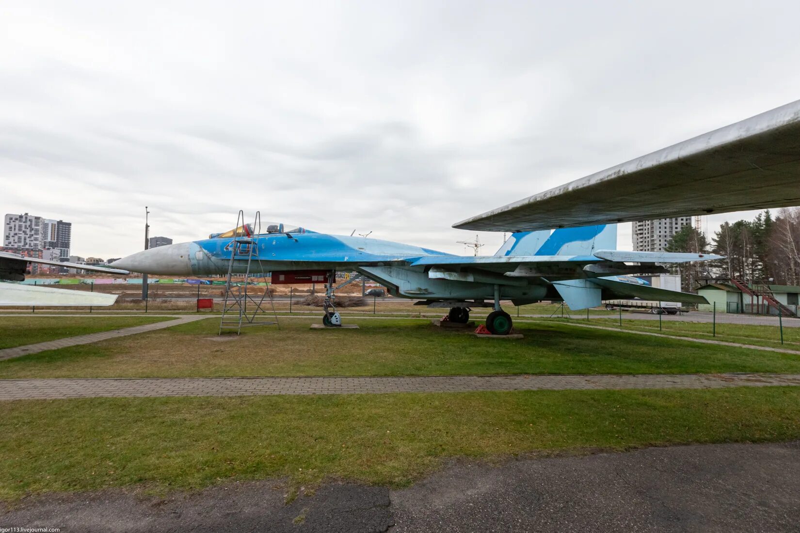 Су-27 истребитель на аэродроме. Истребитель Су 27 на аэродроме шоу. Су-27п Украины. Су-27 ВСУ.