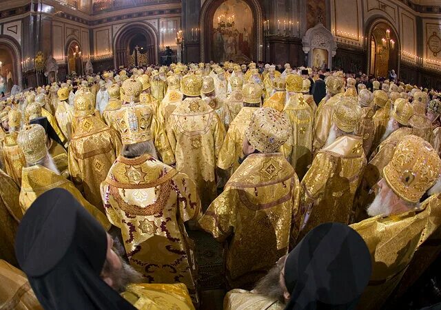Священники александро невской лавры спб. Духовенство патриарх. Служители православной церкви. Много священников. Роскошь церкви.