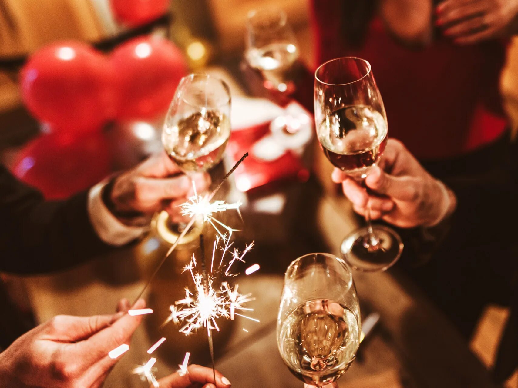 Нельзя празднуют новый год. Алкогольный новый год. Новогодняя выпивка. Новогодний корпоратив алкоголь. Новый год алкоголизм.
