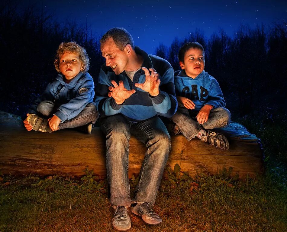 Интересные истории семьи. Голландский фотограф Эдриан Соммелинг. Дети у костра. Рассказывает историю. Истории у костра.