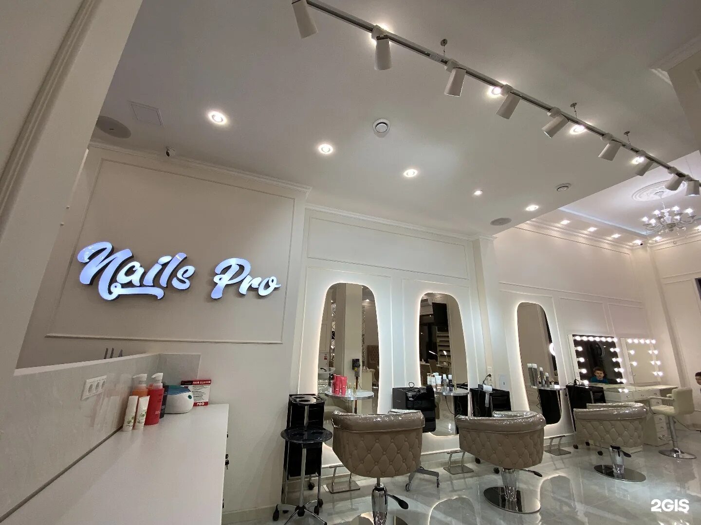 интерьер маникюрного салона. интерьер салона маникюра. маникюр со слоном. студия маникюра. салон маникюра и педикюра.