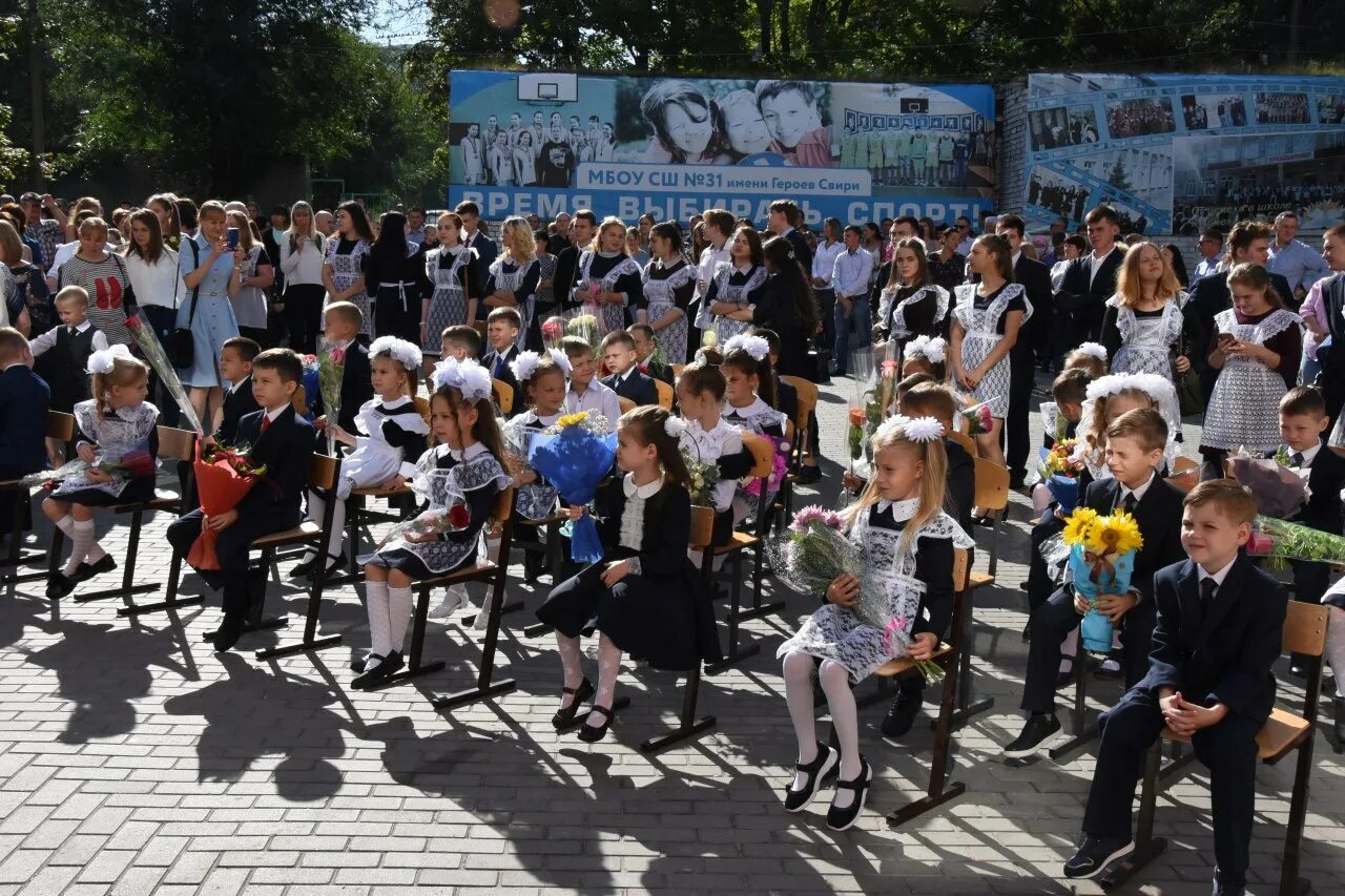 Школа 16 ульяновск. 1 Сентября линейка в школе. Торжественная линейка в школе. Школа линейка 11 класс. Линейка 1 сентября 11 класс.