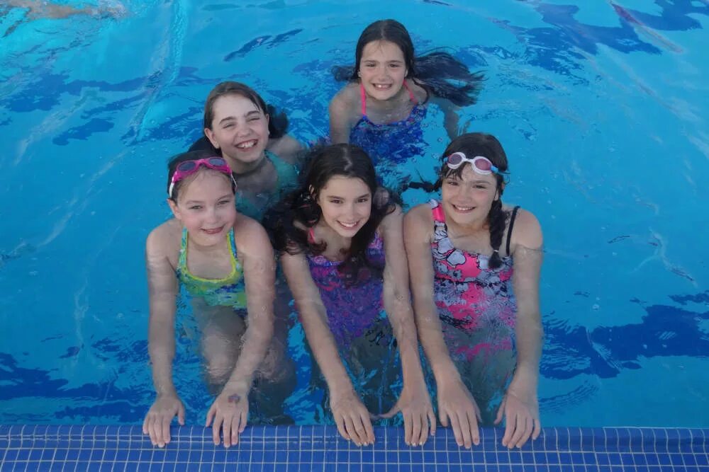 Подростковый бассейн. 14 Летние в бассейне. Школьный бассейн девочки. Тинейджеры в бассейне.