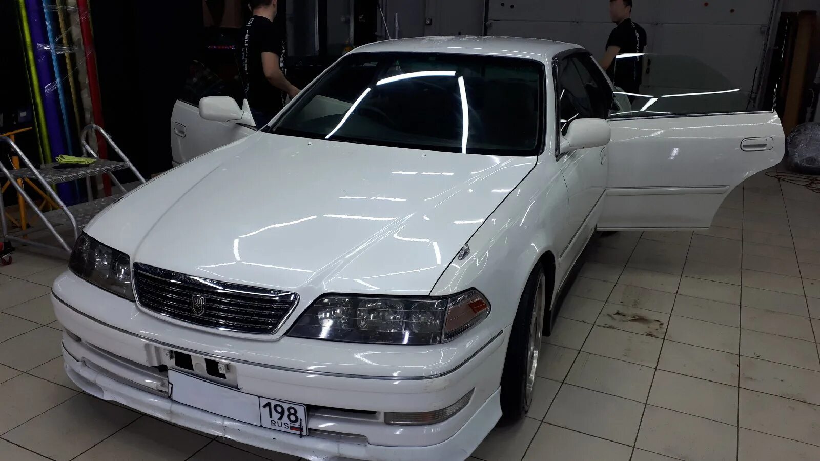Марк белый фото Полная оклейка кузова Toyota Mark II в белый мат. Оклейка по акции.