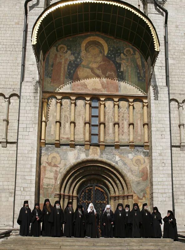 Конбшна французов в соборе кремля. Службы в соборах кремля. Богослужение в успенском соборе московского кремля. Успенский собор московского кремля богослужения. Патриарх кирилл в храме василия блаженного.