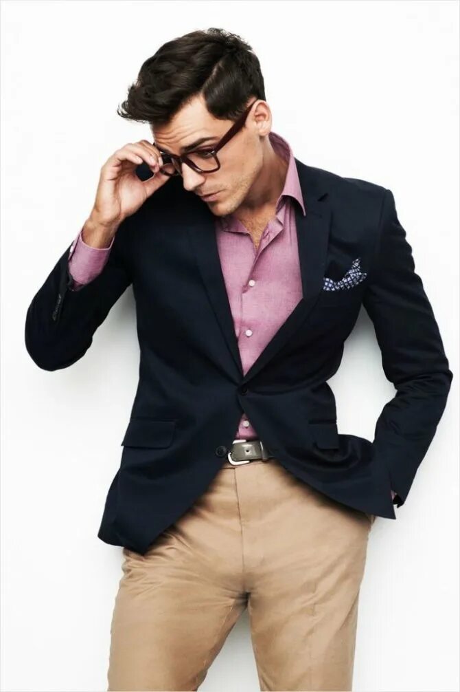 Стильный мужчина. Мужская одежда в очках. Элегантный мужчина. Мужчина в костюме и очках.