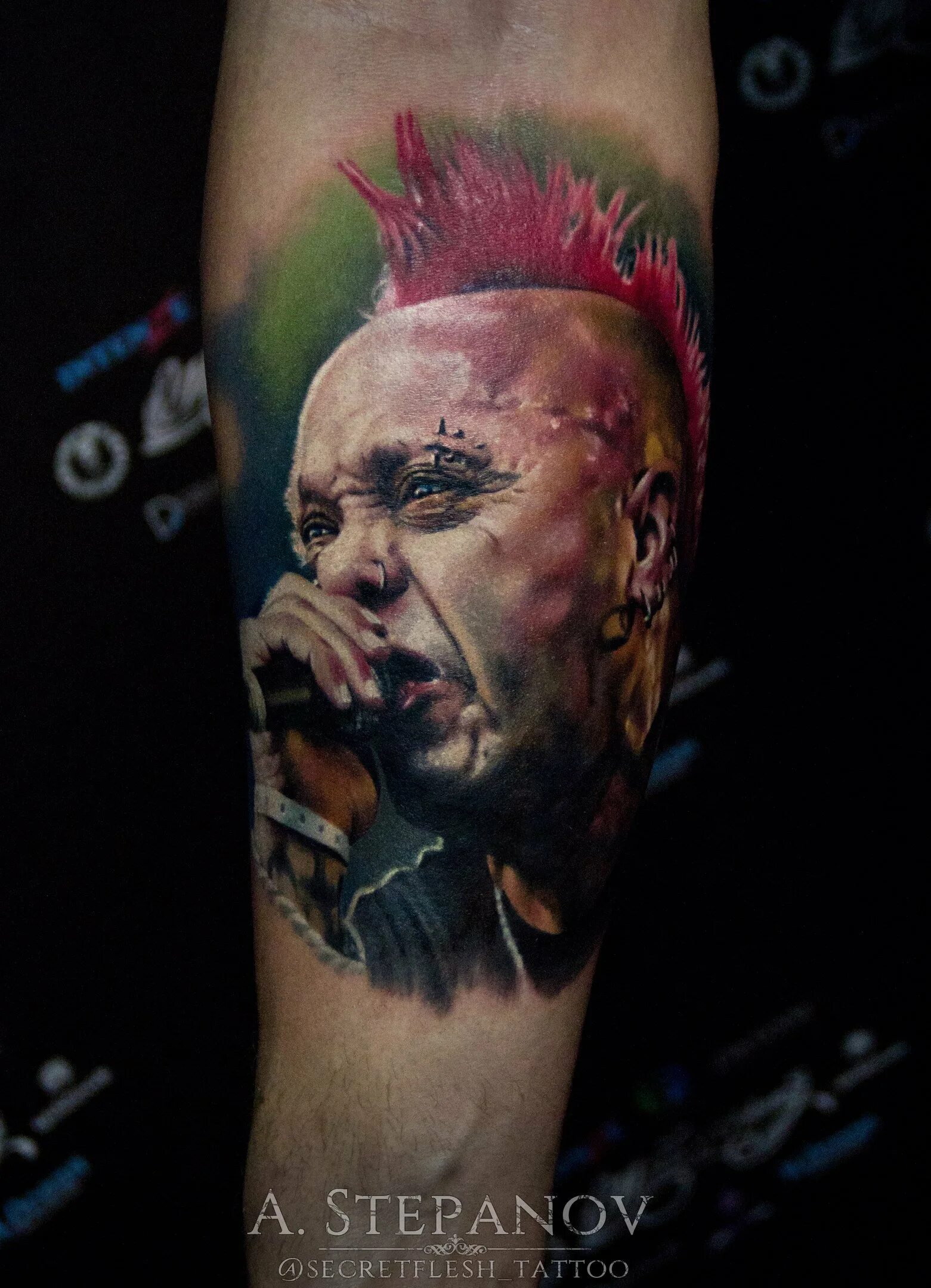 кит панк. хэллоу китти арт. вечеринка в стиле рок одежда. киш субкультура. куроми куроми.