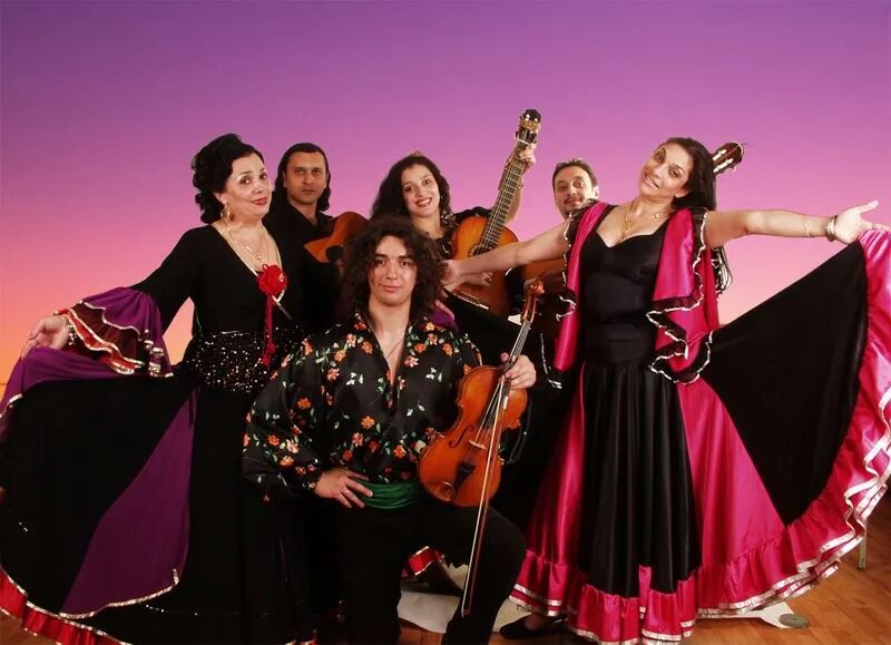 цыганская свадьба ямбол. группа кочевых цыган. цыганский табор кс 1. цыганская 5. родина цыган румыния.