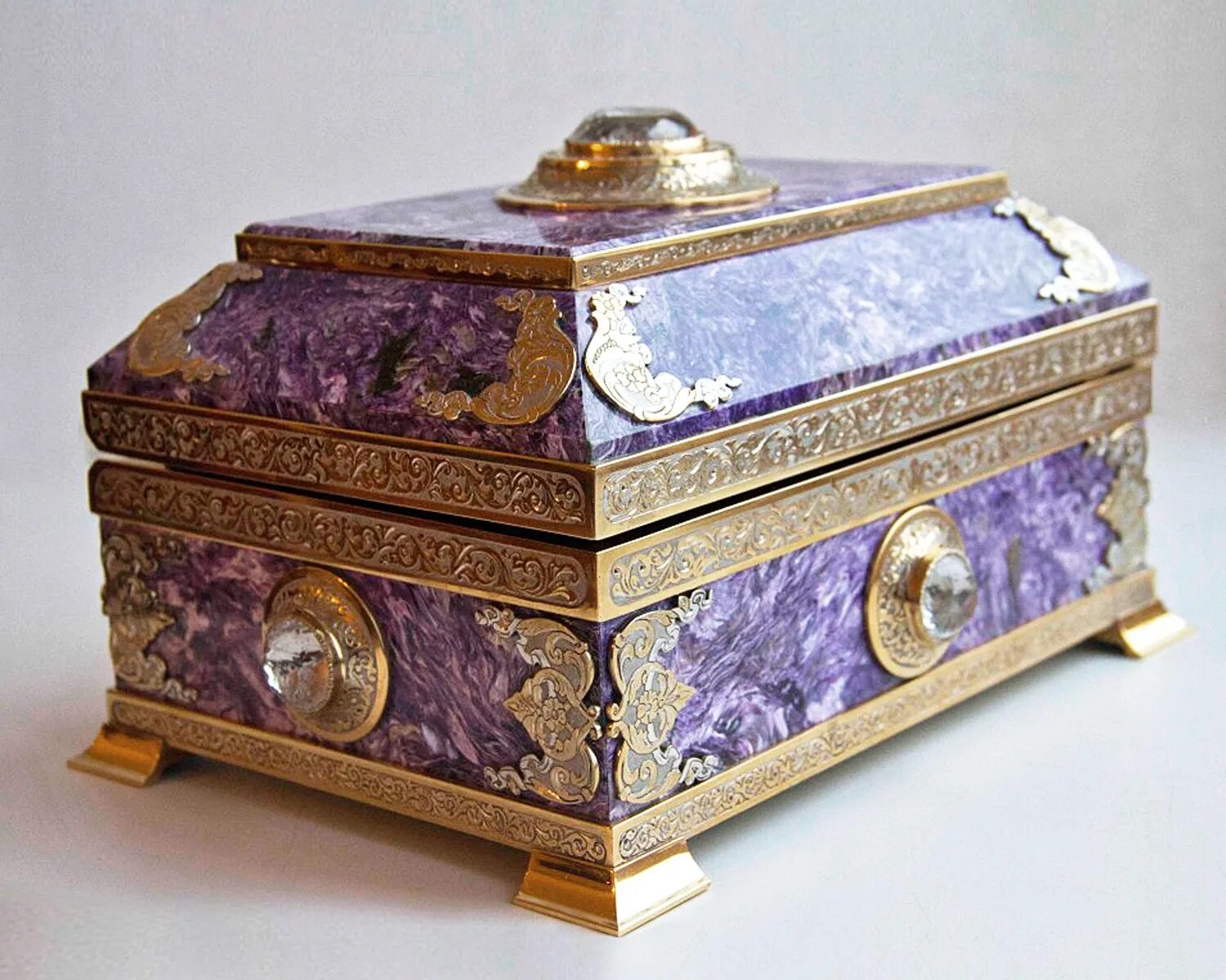 сундук ларец. виды ларцов. ларец. шкатулка инкрустированная камнями. виды ларцов.