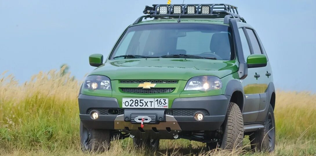 Цвет астероид 490 шевроле нива. Нива шевроле 4 на 4. Chevrolet niva 2012. Шевроле нива серебристая. Водитель на ниву шевроле.