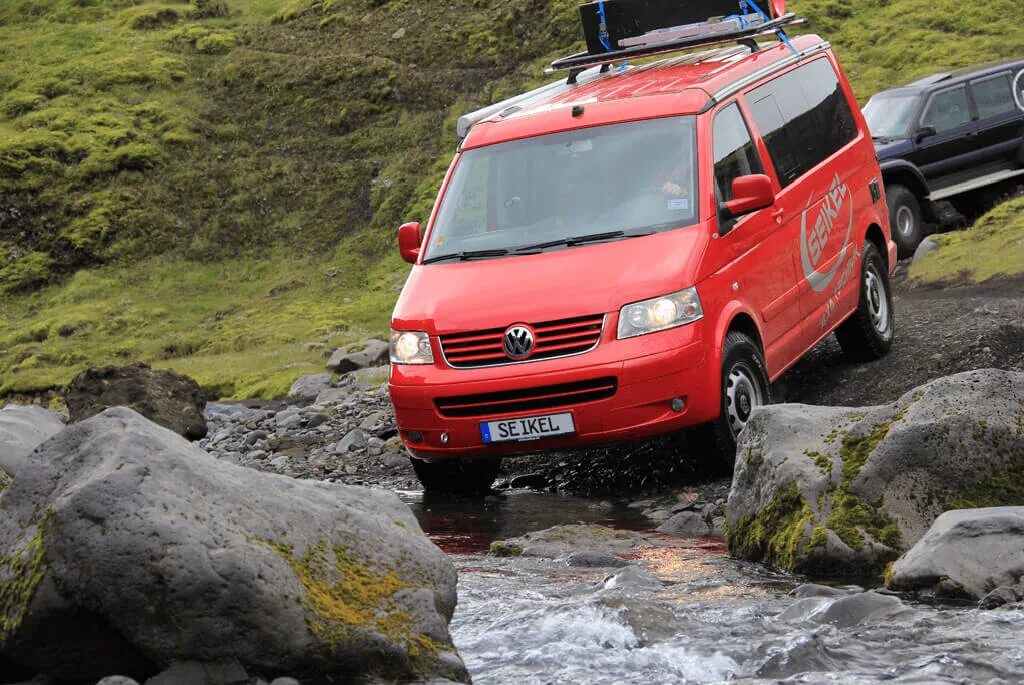 Volkswagen transporter t5 комби. Транспортер главная дорога. Фольксваген транспортер т5 для бездорожья. Фольксваген транспортер 2014. Рено транспортер.