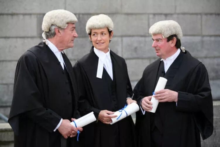 Судьи Великобритании. Адвокат в Великобритании. Английский судья в парике. Адвокаты и судьи в Великобритании. Britain law