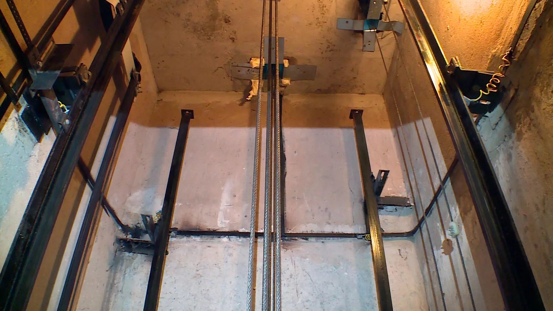 Лифт после замены. Монтаж Шахты лифта. Балка кабины лифта ЩЛЗ. Металлокаркасная лифтовая шахта для 630кг. Направляющие лифтовой Шахты.