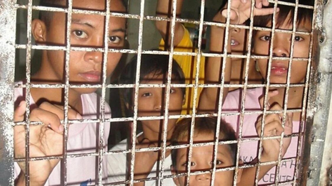 Keep me from the cages. Филиппины бедность. Impoverished Street children of the Philippines. Children in Plastic Cage School.