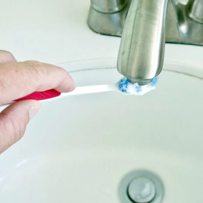 Чем очистить ванну от известкового налета. Известковый налет. Смеситель промывка. Смесители с налётом на раковине. Зубной щеткой кран раковины.