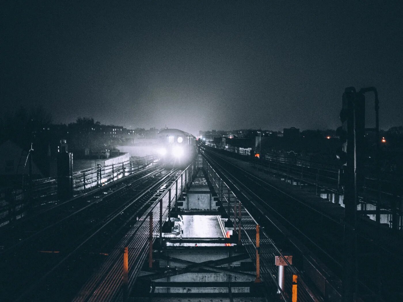 Поезд ночью. Железная дорога ночью. Ночной вокзал. Атмосферная железная дорога.