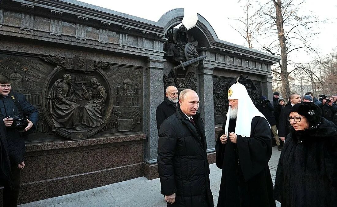 Какому владимиру памятник в кремле