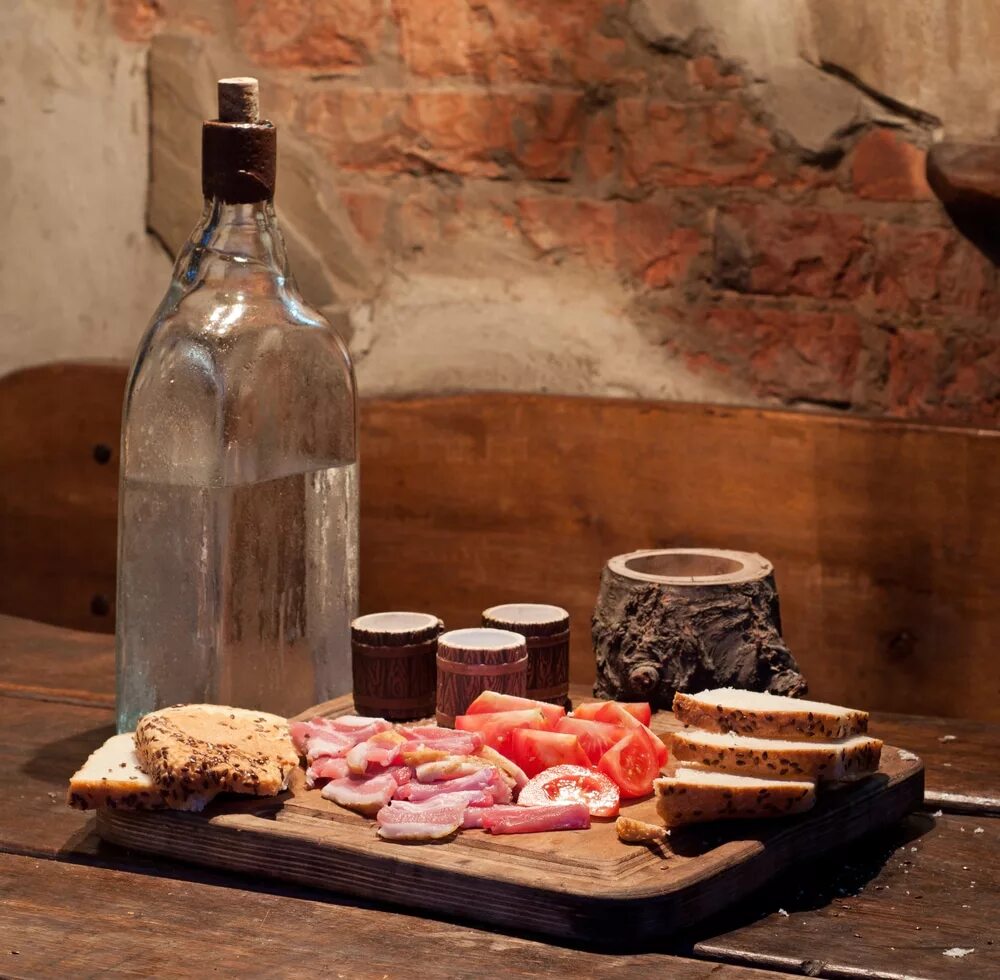 самогон из пшеницы. хлебная самогонка. самогон из дрожжей. застолье с водкой. хлебный самогон.