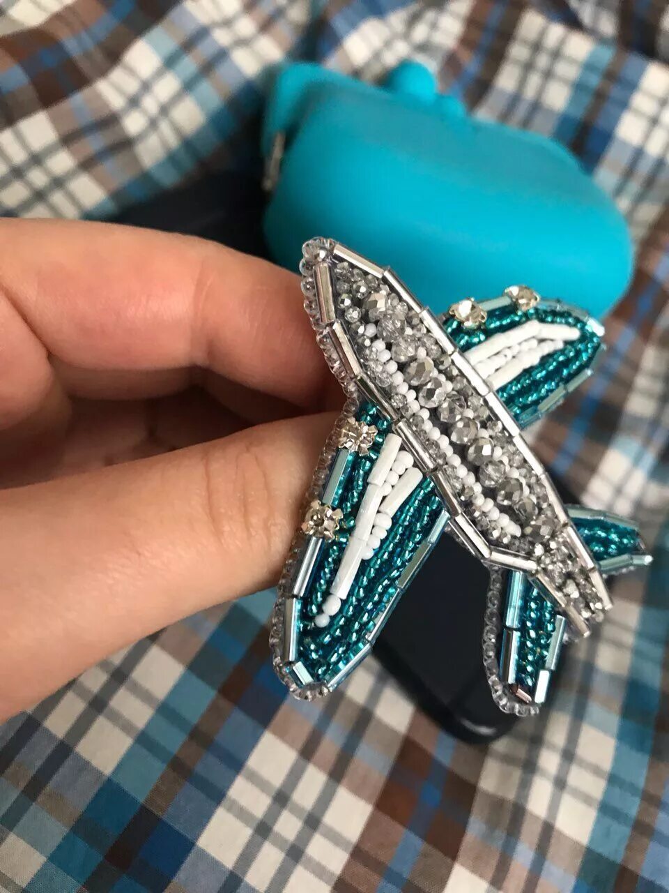 Самолет из бисера. Самолёт из бисера схема. Брошь вышивка самолет. Самолет из бисера. Объёмное параллельное плетение.