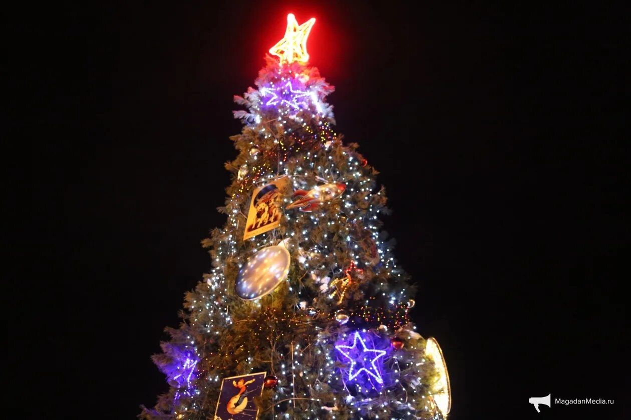 Во сколько в магадане новый год. Новогодний магадан. елка в магадане. магадан новый год. гор магадан новогодний 2025.