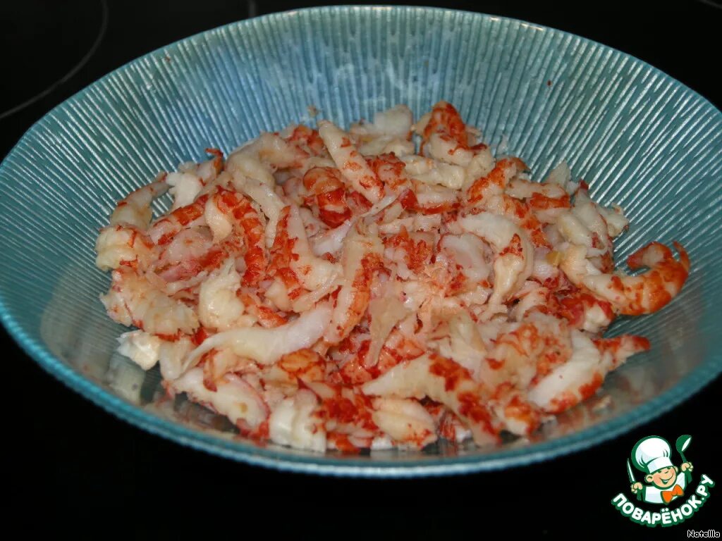 Салат с раковыми шейками рецепт. Оливье с раковыми шейками рецепт. Салат с креветками и перепелиными яйцами. Салат с раковыми шейками рецепт. Салат с минтаем.