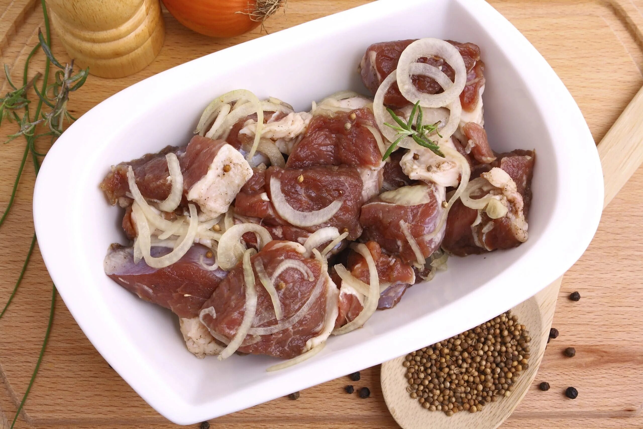 Как просто замариновать шашлык. Маринад для шашлыка из свинины. мясо в маринаде для шашлыка. маринад для свинины шашлык. луковый маринад для шашлыка.