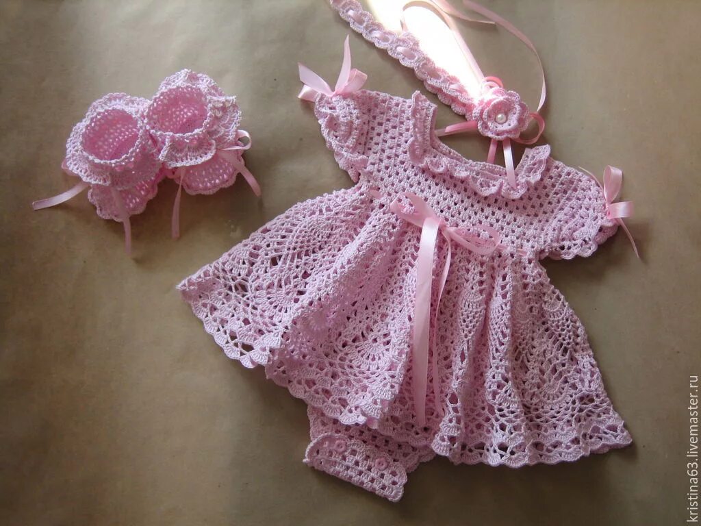 Вязаное платье для девочки. Вязаные детские платья. Детское вязаное платье. Вязаное платье для девочки. Платье на девочку на месяц крючком.