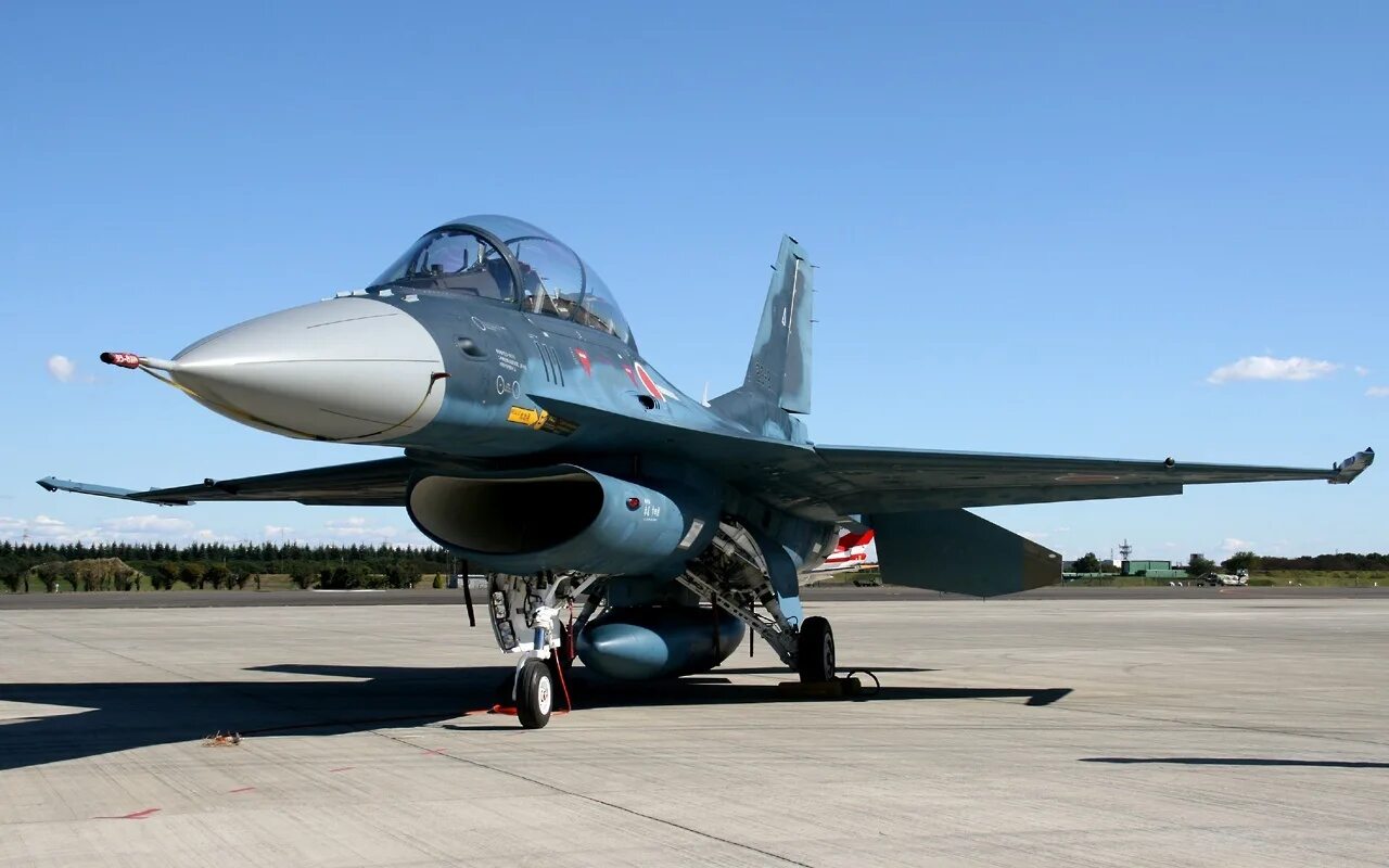 Mitsubishi f. Mitsubishi f-2. Mitsubishi f-2 и f-16. Mitsubishi f-2b. Японский истребитель Mitsubishi f2.