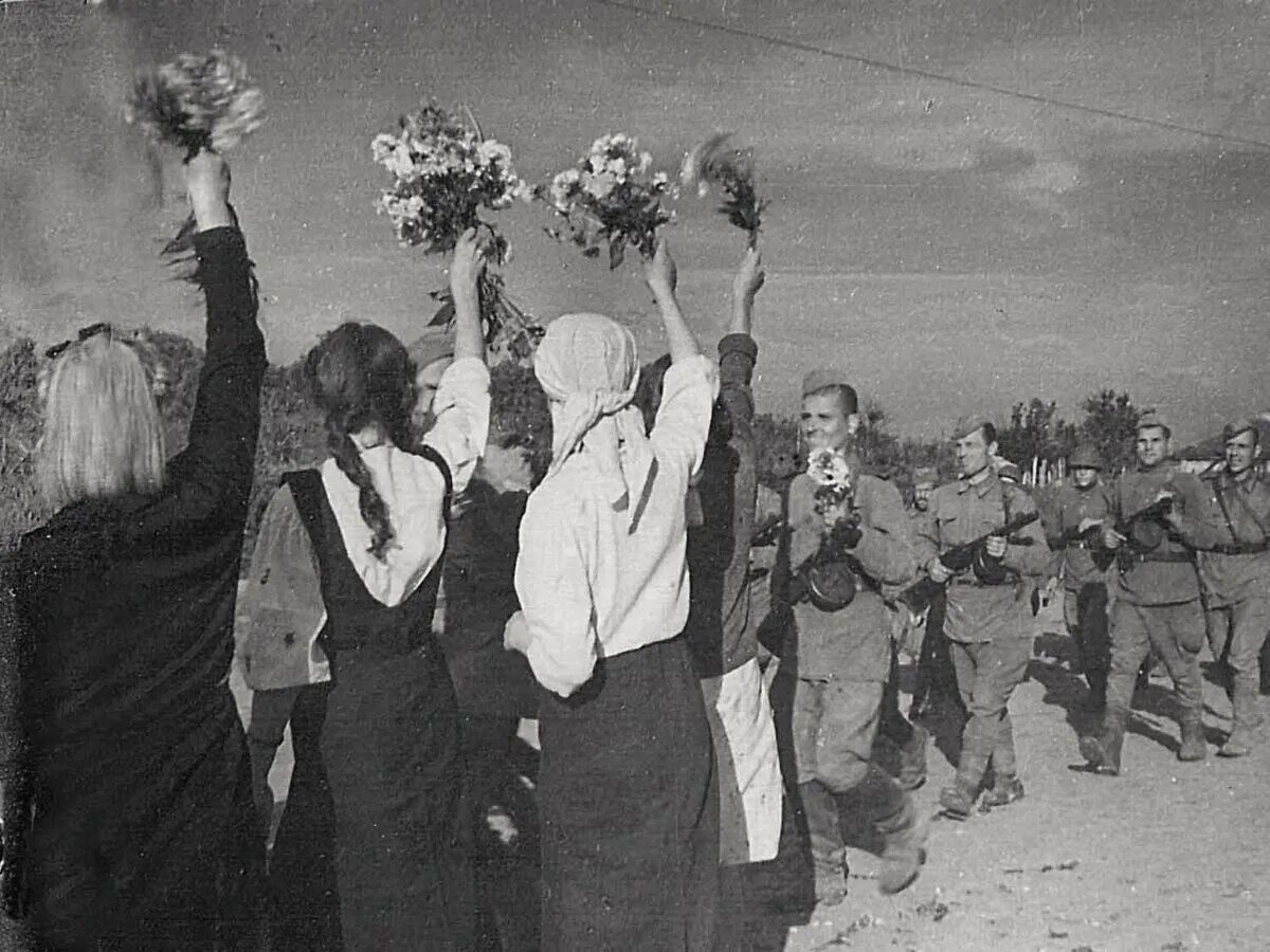 Вов июнь 1941. 22 июня 1941 люди. Выпускной вечер 21 июня 1941. Немцы радуются. Москва 21 июня 1941.