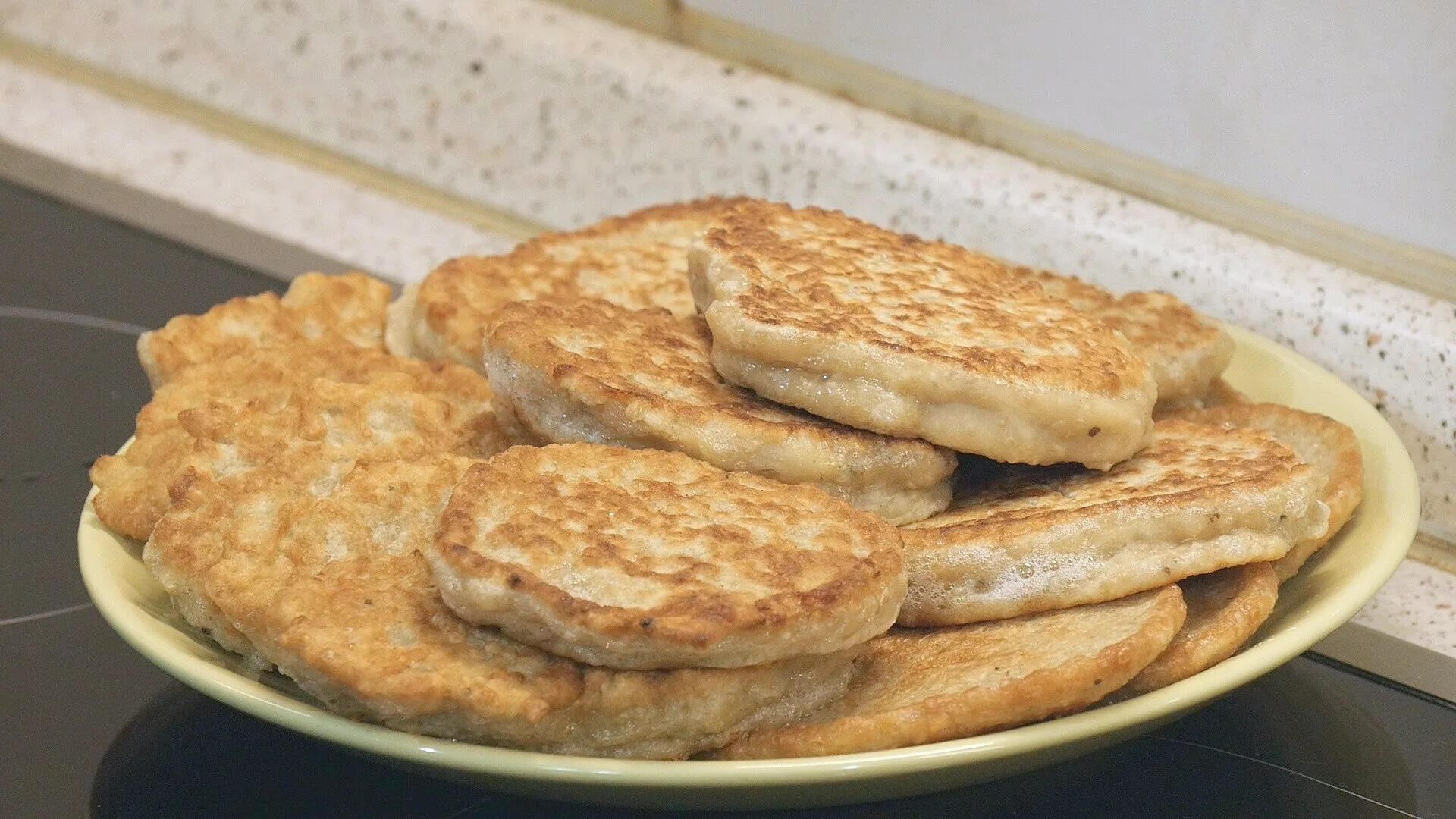 Приготовленные мамой оладьи были необыкновенно вкусны ошибка. Оладьи из киноа. Блины Скородумки. Пряглы блюдо. Табани.