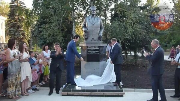 ханжонков александр алексеевич памятник. памятник ханжонкову в макеевке донецкой области. памятник ханжонкову в макеевке. памятник ханжонкову в макеевке. ханжонкова макеевка.