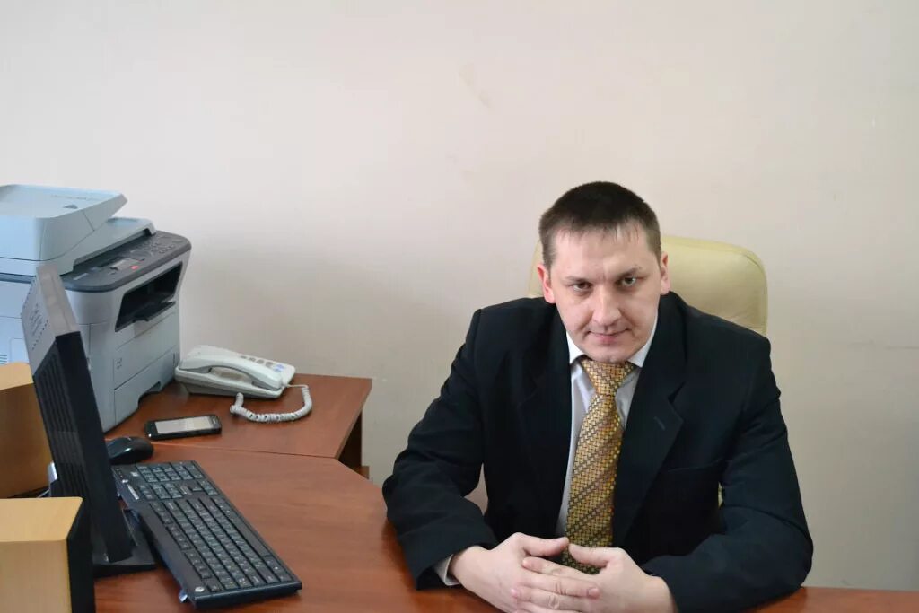 Трансконвектор главный инженер. Инженер в каске. Мужчина в строительной каске. Директор инженер. Технический директор.